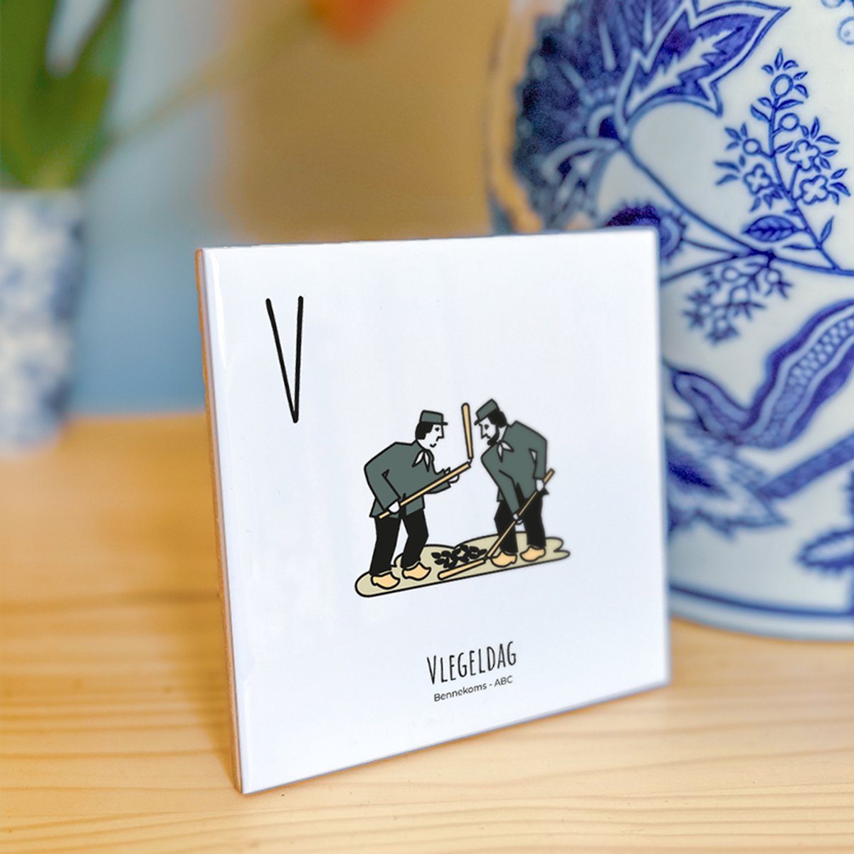 Vlegeldag - ABC tegeltje Bennekom - Keramiek met Handgetekende Illustratie - Wanddecoratie - Woondecoratie - Relatiegeschenk - Souvenir - 10,8 x 10,8 cm