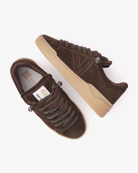 Bovenaanzicht van bruine suède VIA VAI sneakers met beige zool en veters.