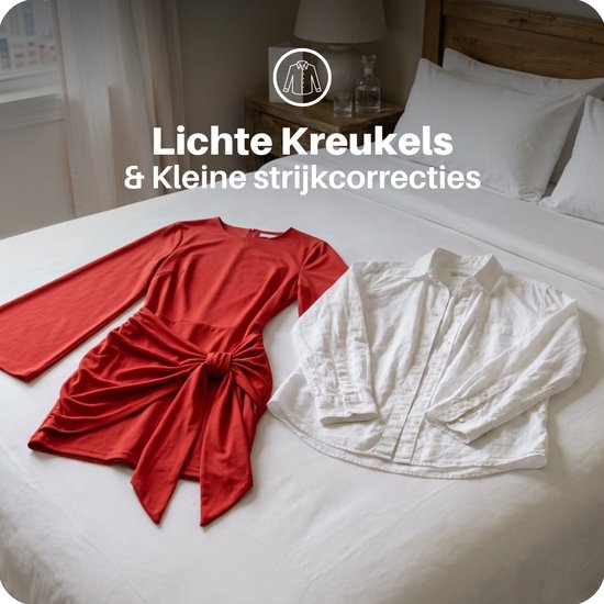 Rode jurk en wit overhemd met lichte kreukels op een wit dekbed.
