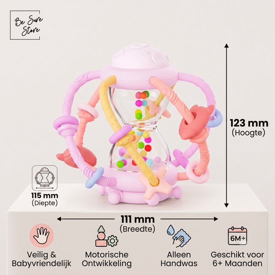 Roze zandloper rammelaar met afmetingen: 111mm breed, 115mm diep, 123mm hoog. Geschikt vanaf 6 maanden.