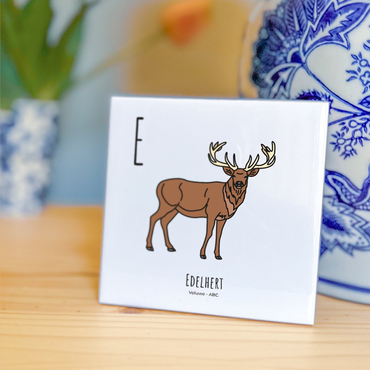 Edelhert - ABC tegeltje Veluwe - Keramiek met Handgetekende Illustratie - Wanddecoratie - Woondecoratie - Relatiegeschenk - Souvenir - 10,8 x 10,8 cm