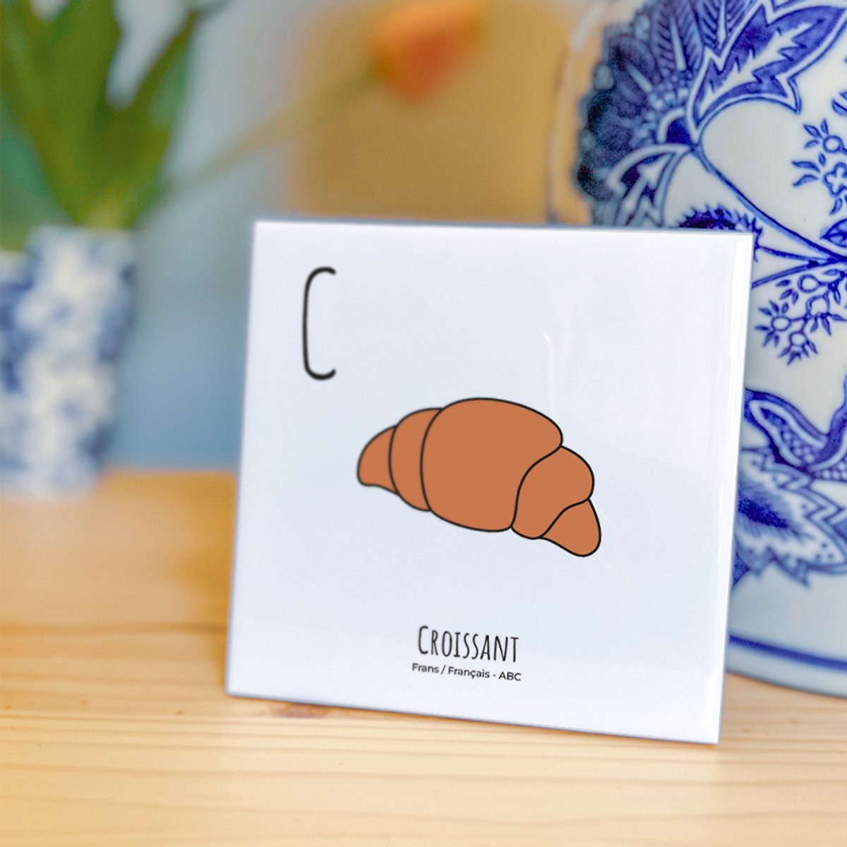Croissant - ABC tegeltje Frankrijk-France - Keramiek met Handgetekende Illustratie - Wanddecoratie - Woondecoratie - Relatiegeschenk - Souvenir - 10,8 x 10,8 cm