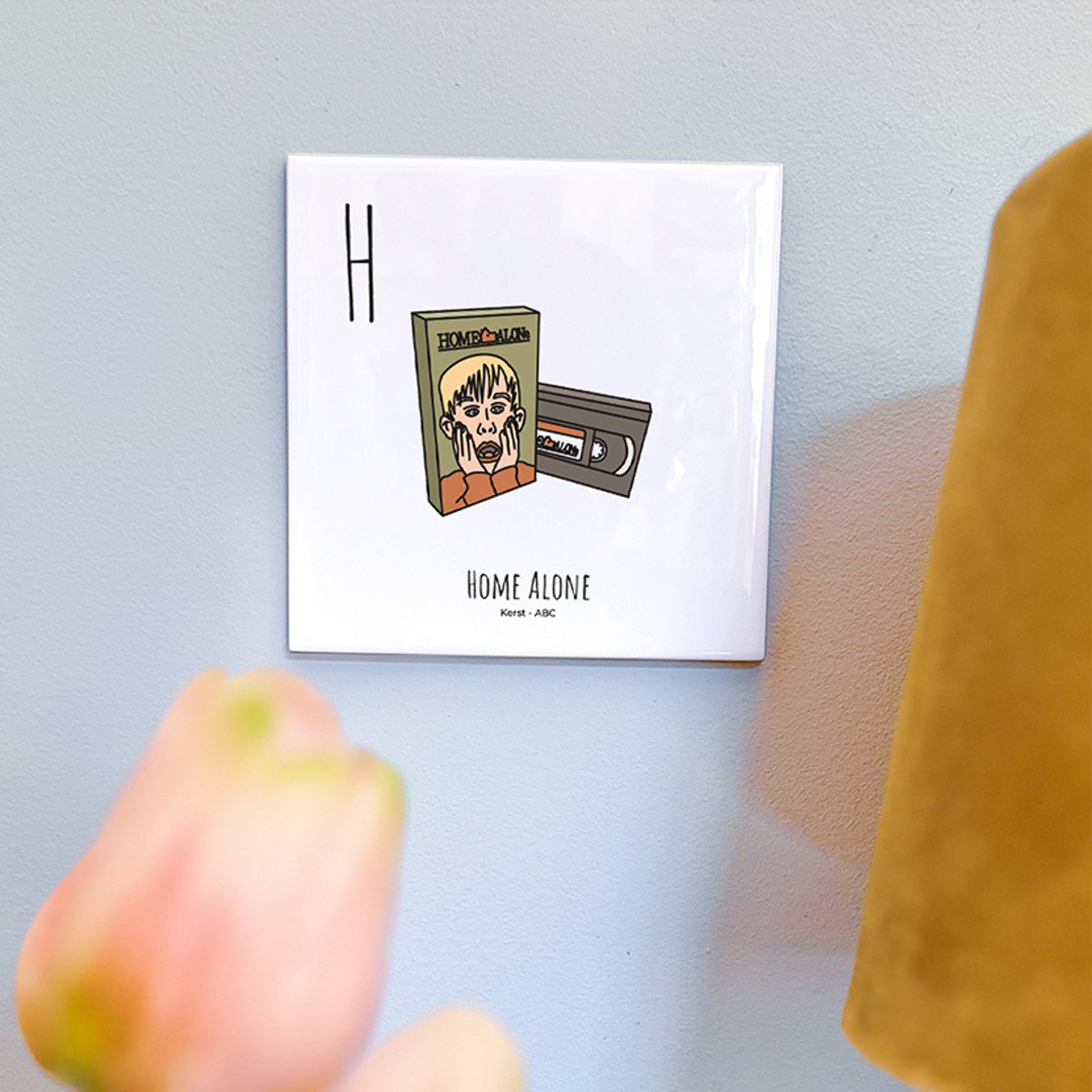 Home Alone - ABC tegeltje Kerst - Keramiek met Handgetekende Illustratie - Wanddecoratie - Woondecoratie - Relatiegeschenk - Souvenir - 10,8 x 10,8 cm