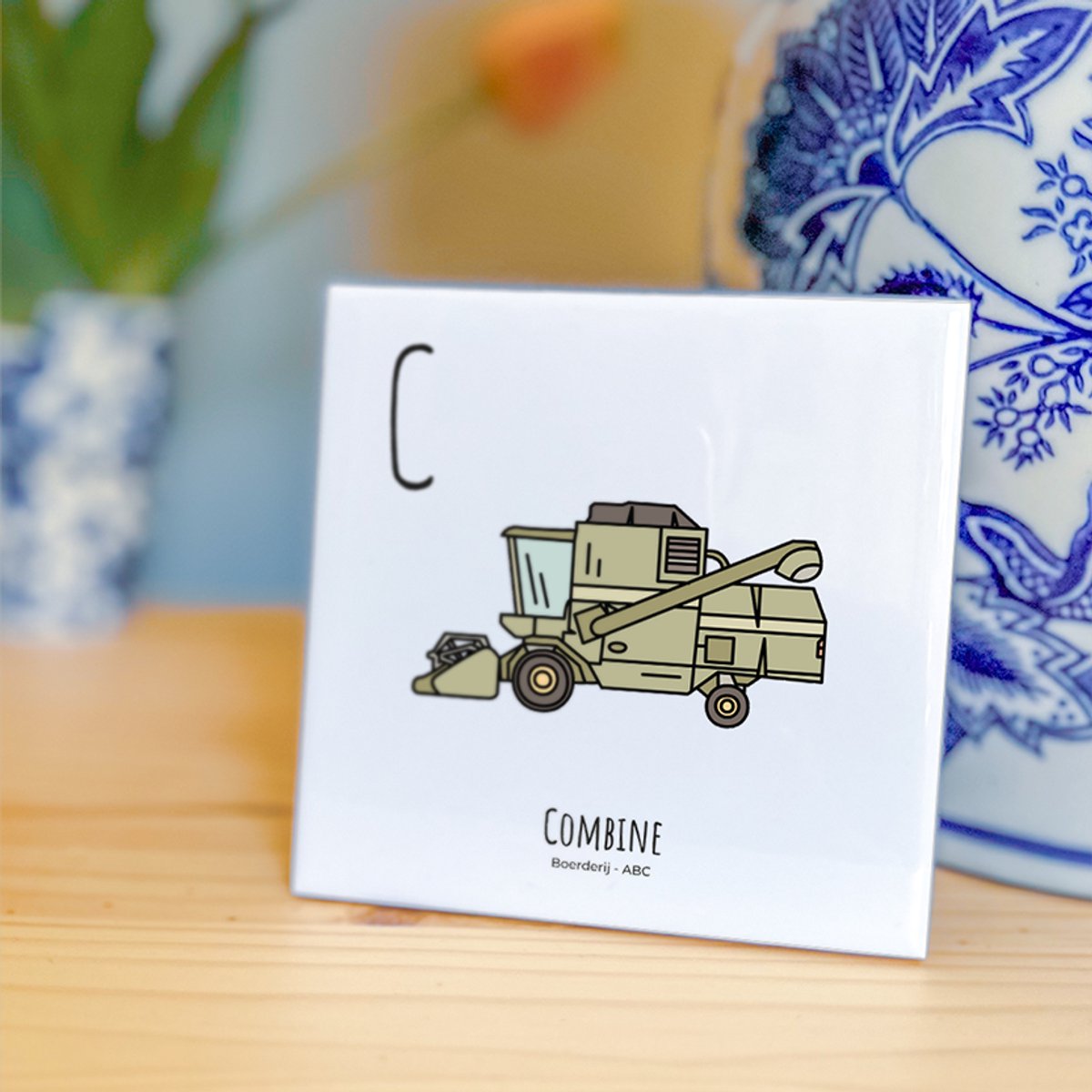 Combine - ABC tegeltje Boerderij - Keramiek met Handgetekende Illustratie - Wanddecoratie - Woondecoratie - Relatiegeschenk - Souvenir - 10,8 x 10,8 cm