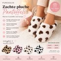 Een vrouw met witte pantoffels met bruine hartjes. Beschikbare maten en kleuren.
