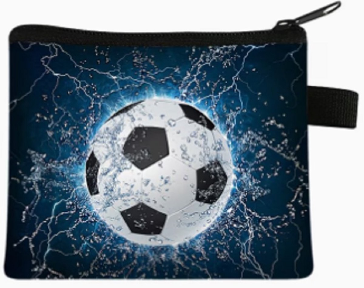 Gemakkelijk om erbij te hebben, dit handige rits portemonneetje 10x14cm. Een mooie afbeelding een voetbal in een felle kleur. Erg leuk om voor jezelf te kopen of om cadeau te geven. Ook leuk bij Sinterklaas, Kerst of vakantie.