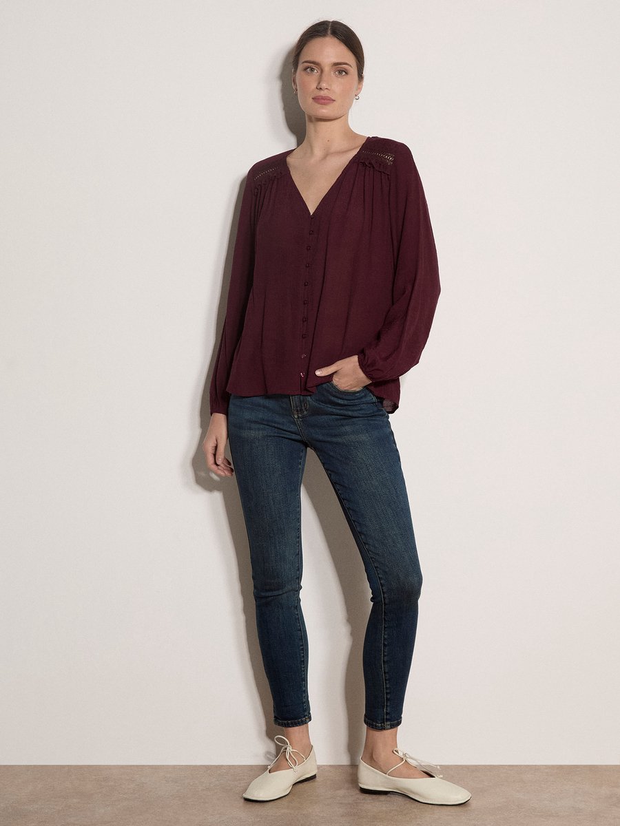 Glanzende blouse met gehaakt inzetstuk