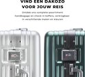 Zilveren en donkergroene DAKOZO koffers met TSA-goedgekeurde sloten naast elkaar.