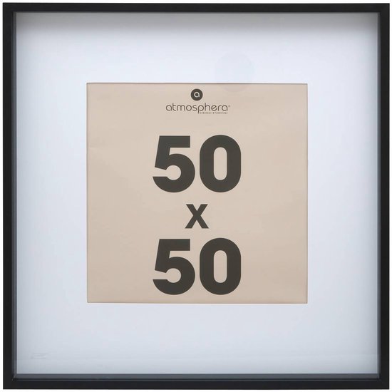 Vierkante zwarte fotolijst met witte passe-partout. In het midden staat '50 x 50' en het logo van Atmosphera.