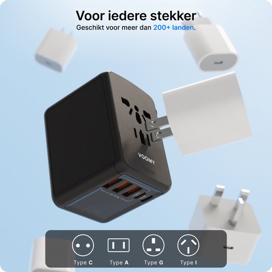 Zwarte Voomy wereldstekker met uitschuifbare pinnen en 4 USB-poorten, omringd door verschillende wereldstekkers. "Type C, Type A, Type G, Type I".