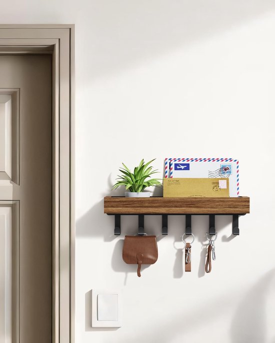 Houten sleutelhanger met 5 haken, met een plantje, brieven en een bruin tasje.