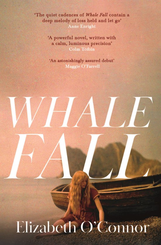 Boekcover 'Whale Fall' met citaten en de tekst 'WHALE FALL Elizabeth O'Connor'. Een meisje met blond haar zit op een kiezelstrand bij een roeiboot.
