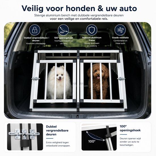 Twee kleine honden in een zwarte en aluminium hondenbench met dubbele deuren, in de kofferbak van een auto.