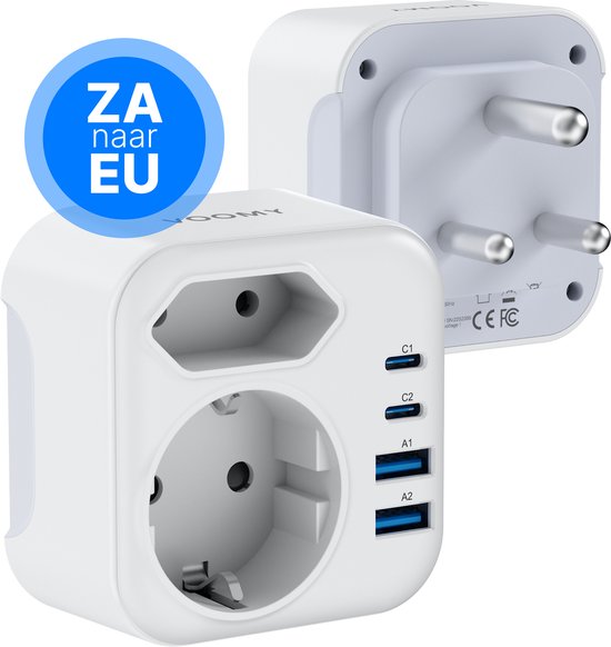 Witte Voomy reisstekker met 'ZA naar EU' sticker, met stopcontact en stekker.
