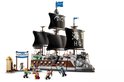 Een gedetailleerd LEGO piratenschip met zwarte zeilen en houten details, met speelfiguren op het dek en een drijvende poort met vlaggen.
