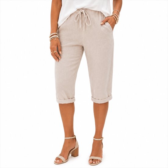 Beige linnenlook capri broek met trekkoord en omgeslagen broekspijpen, gedragen door een model.