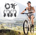 Een vrouw met een helm fietst op een witte mountainbike in een natuurlijke omgeving. Een set zwarte fietsremmen is centraal afgebeeld.