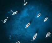 Poster Zeilschepen van boven - Zeiljachten / watersport op zee -  50 x 70 cm