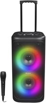 Zwarte party speaker met wieltjes, dubbele woofers met disco lichten en een microfoon ernaast.