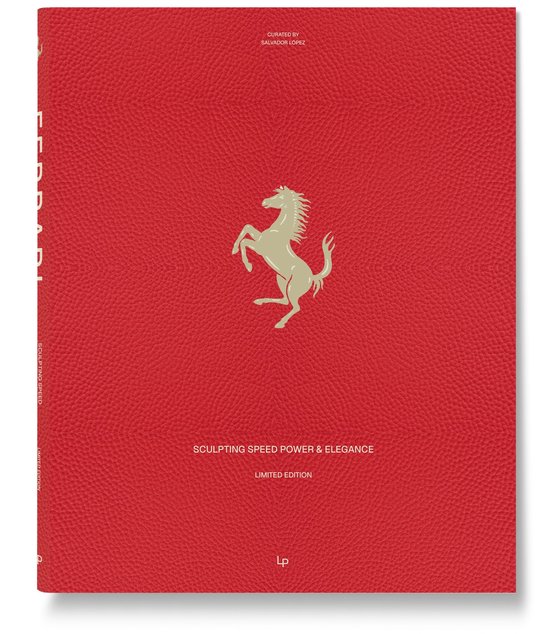 Rode Ferrari-boekcover met gouden 'Cavallino Rampante' paard-embleem en titel 'Sculpting Speed Power & Elegance'.