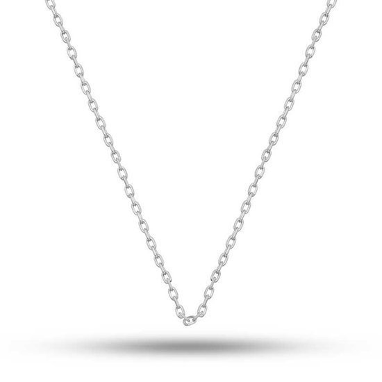 Fine chaîne à maillons en argent de 50 cm, gros plan, avec une ombre.