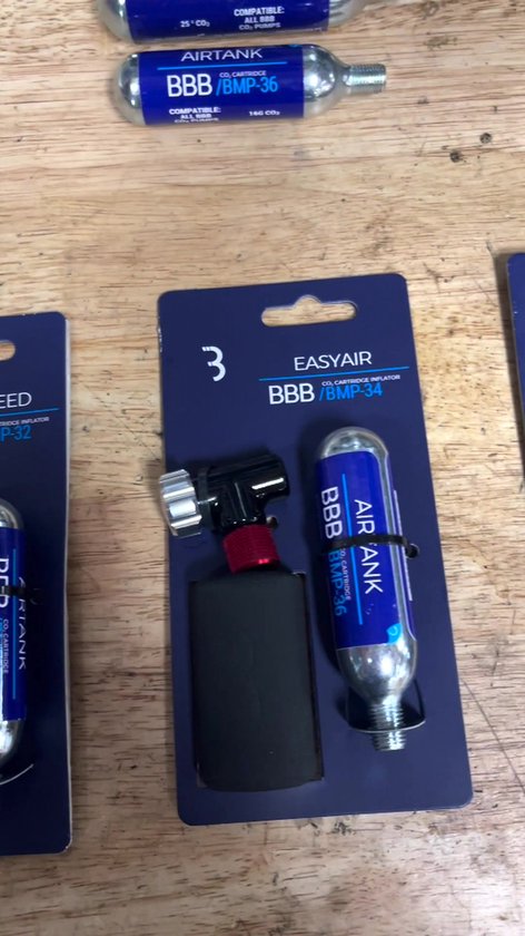 BBB Cycling Co2 Pomp - AirPush - Fietspomp Racefiets - Co2 Adapter Inclusief Co2 Patroon en Beschermhoes - Mini Pomp voor Co2 Patronen - BMP-111
