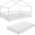 Wit kinderbed in huisvorm met houten lattenbodem, naast een wit matras