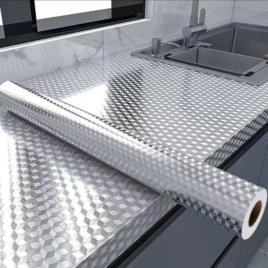 Zilveren aluminiumfolie met ruitpatroon op aanrecht en rondom de gootsteen, met een rol folie.