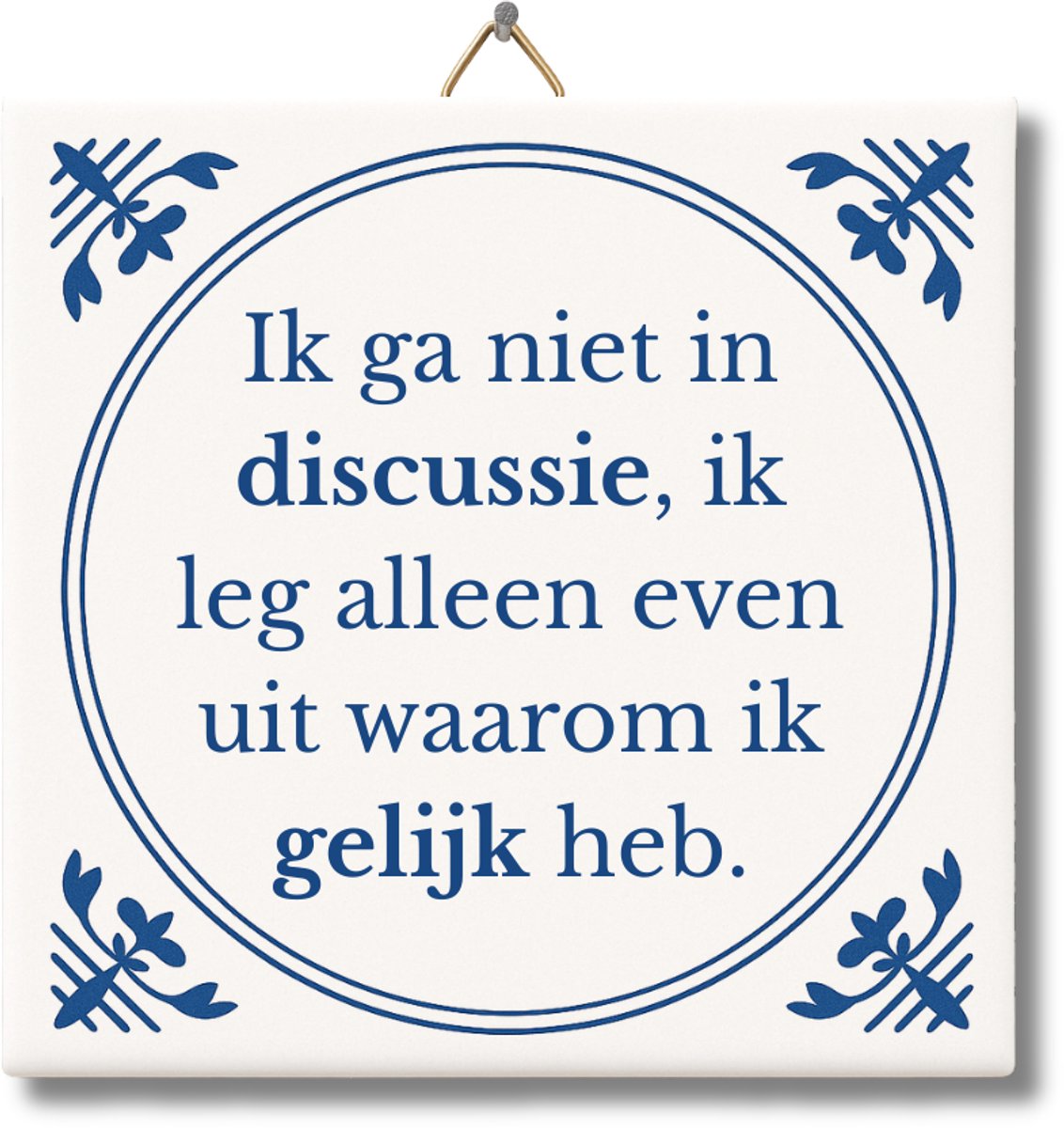 Tegeltje met Tekst van NietMokken® – Ik ga niet in discussie, ik leg alleen even uit waarom ik gelijk heb – Grappig Spreuk Tegeltje – Cadeau voor collega, vriend of vriendin – Met ophanghaakje, premium verpakking, viltje en ansichtkaart – Glossy