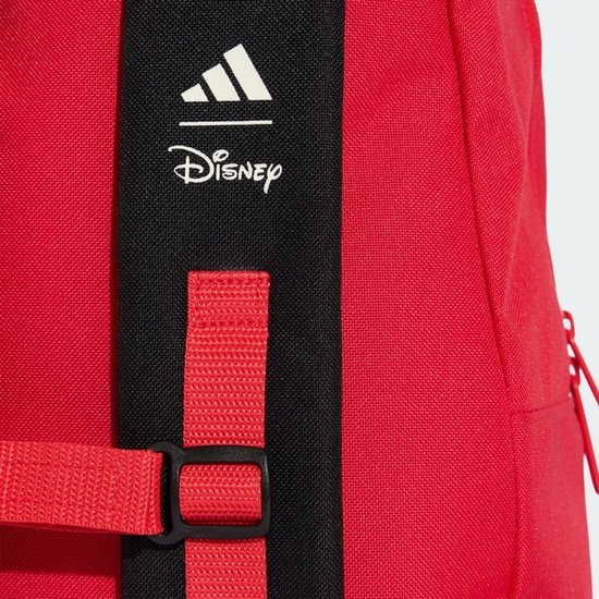 Detail van rode rugzak met zwarte band, Adidas logo en Disney tekst.