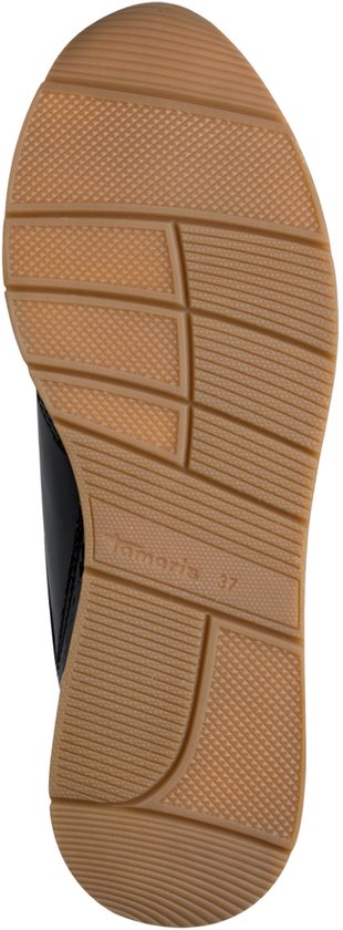 Onderkant van een zwarte Tamaris sneaker met een bruine rubberen zool en profiel.
