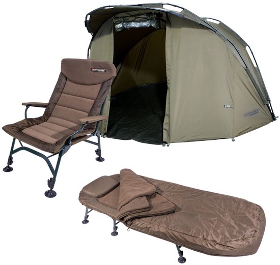 Kampeeruitrusting: tent, bruin visbed met slaapzak en fauteuil.