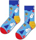 Lichtblauwe sokken met sneeuwpoppen, kerstbomen en cadeaus. Blauwe en gele boorden.