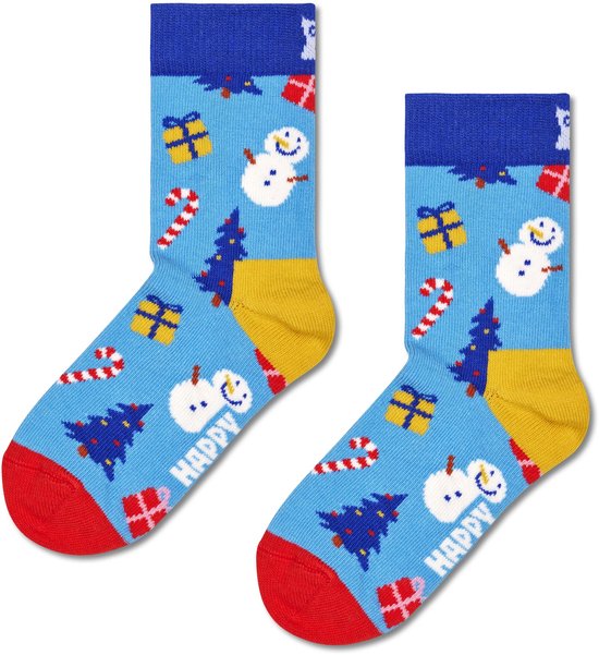 Lichtblauwe sokken met sneeuwpoppen, kerstbomen en cadeaus. Blauwe en gele boorden.
