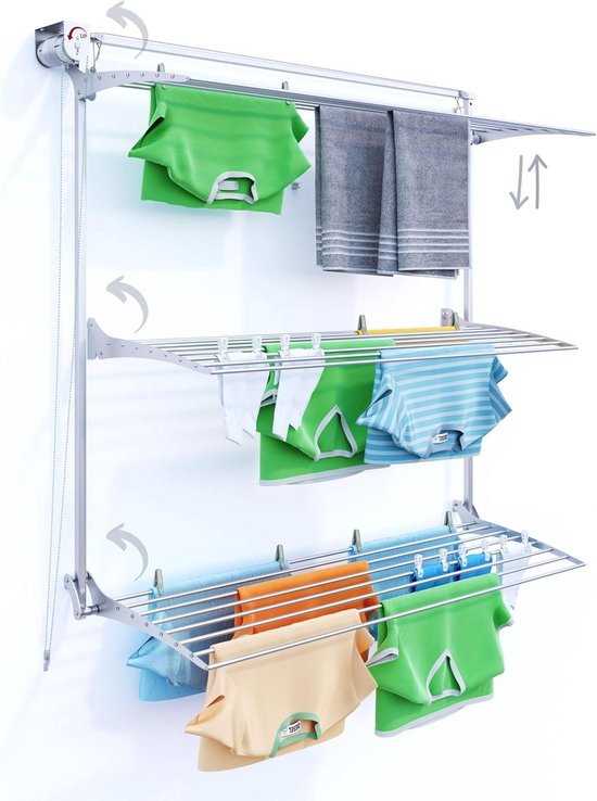 Zilverkleurig droogrek met 3 niveaus, droogt 3 groene shirts, 2 gestreepte shirts, 2 handdoeken en andere kleding.