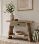 Houten bijzettafel met één groene lade, een open vak met een mandje en een vaas met planten.