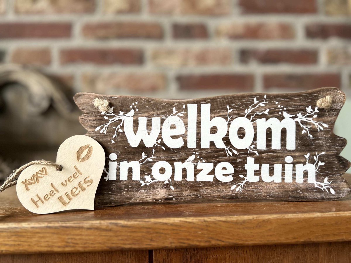 Creaties van hier - Welkom in onze tuin - met houten hartje - 12x30 cm - tekstbord - wandbordje