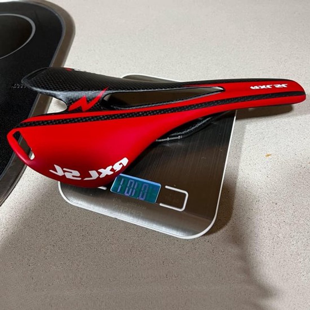 Lichte carbon racezadel voor fietsen, 3K glossy/matte afwerking, 270 x 141 mm, comfortabel en aerodynamisch