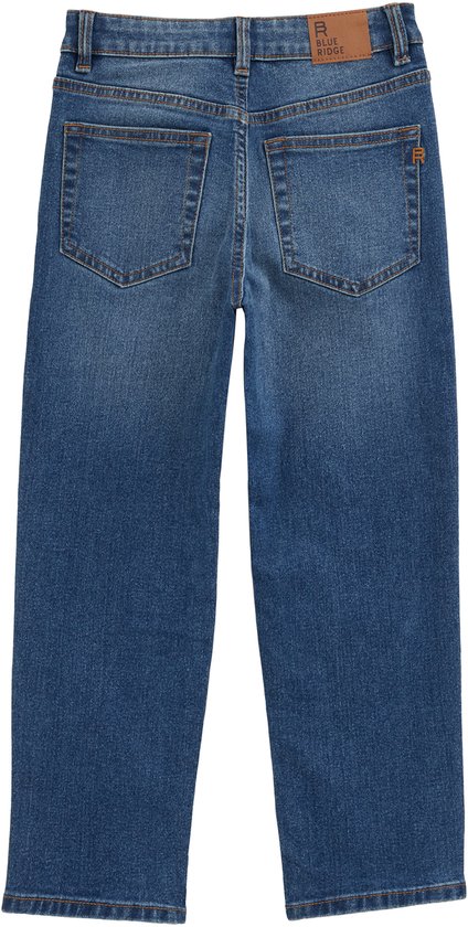 Achterkant van een blauwe loose fit spijkerbroek met oranje stiksels en een bruin label met 'Blue Ridge' logo.