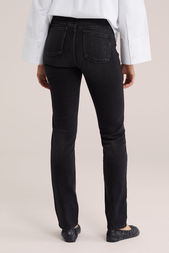 Achterkant van een zwarte slim fit jeans met twee achterzakken.