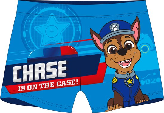 Blauwe zwembroek met Chase van Paw Patrol. Chase draagt een politiepet en uniform. Tekst: CHASE IS ON THE CASE!