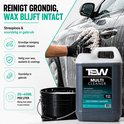 Zeerende reiniging met TSW Multi Cleaner op een auto, waarbij wax intact blijft. 5L kan zichtbaar.