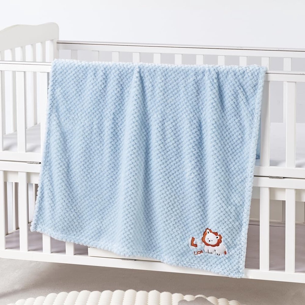 2 stuks zachte, knusse, pluizige en warme babydekens van 75 x 100 cm voor baby‘s en peuters voor bed, wieg of kinderwagen, grijs met wolkjes of met leeuwenpatroon