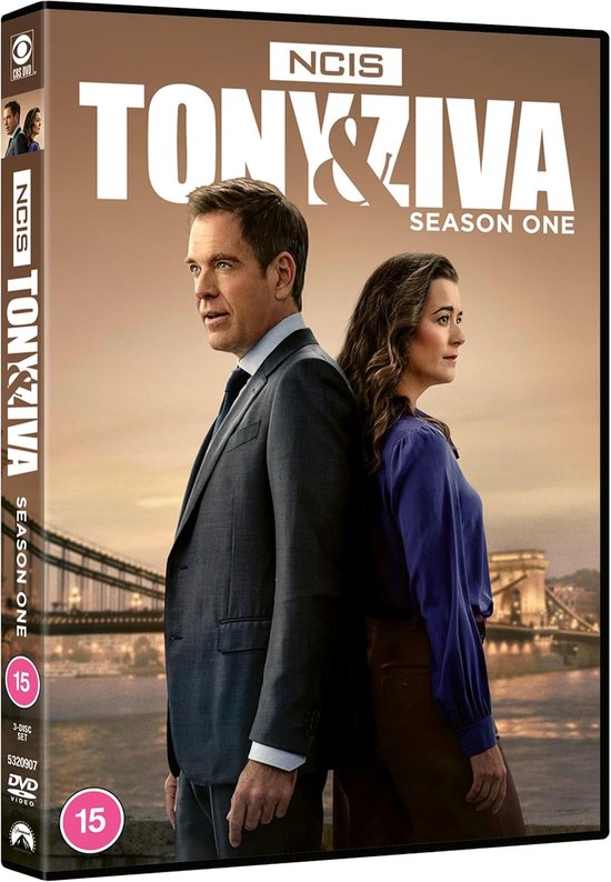 Couverture du DVD NCIS: Tony & Ziva avec Tony DiNozzo en costume gris et Ziva David en chemisier bleu et pantalon marron, avec un pont en arrière-plan.