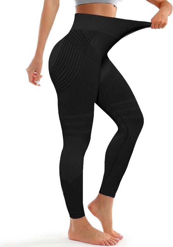 Femme portant un legging noir, le tissu est étiré à la taille, avec un motif sur les jambes.