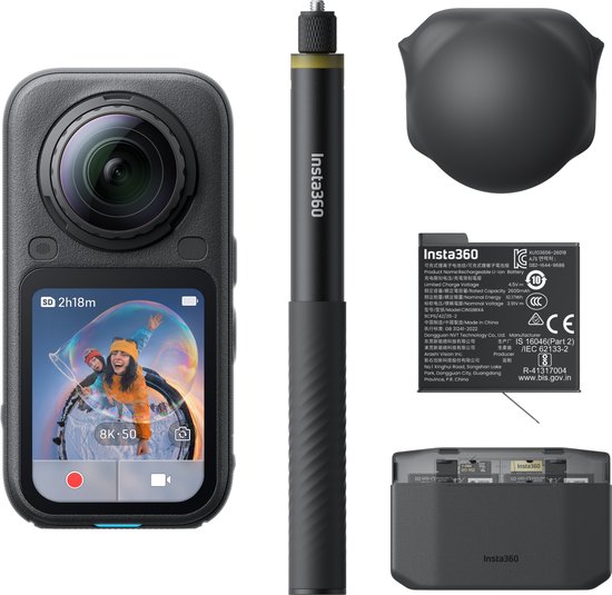 Insta360 X6 set met camera, batterij, selfiestick, hoesje en oplader.