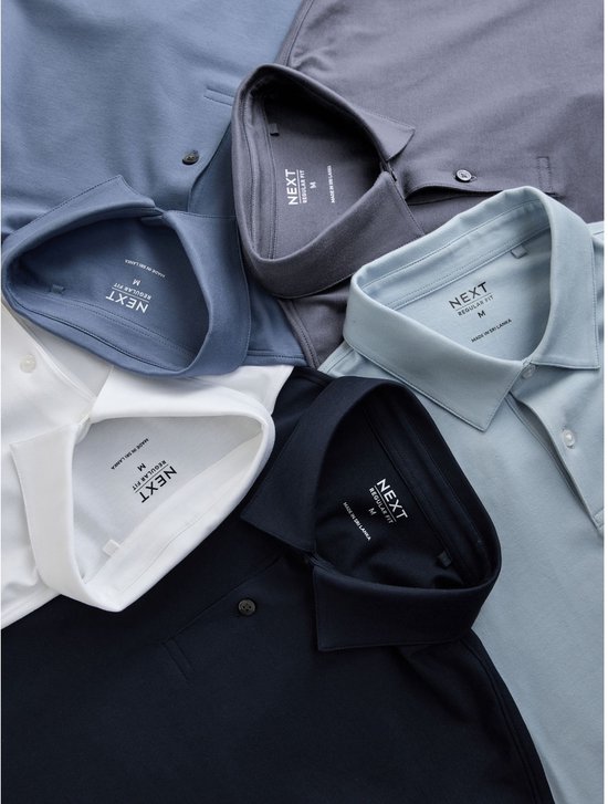 Bovenaanzicht van vijf opgevouwen poloshirts in diverse kleuren met Next-labels.