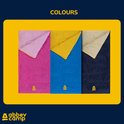 Drie kinderslaapzakken naast elkaar in roze, blauw en donkerblauw, allemaal met een gele voering.