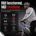 Man op fiets met helm, alarm is actief, met tekst "Blijf beschermd, blijf zichtbaar" en "70 meter bereik".