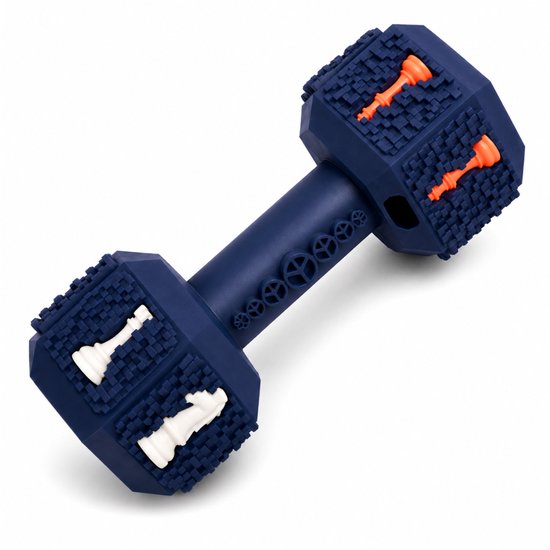 Een donkerblauw, gewichtvormig kauwspeeltje met reliëf, gebaseerd op schaakstukken: witte koninginnen en oranje koningen.